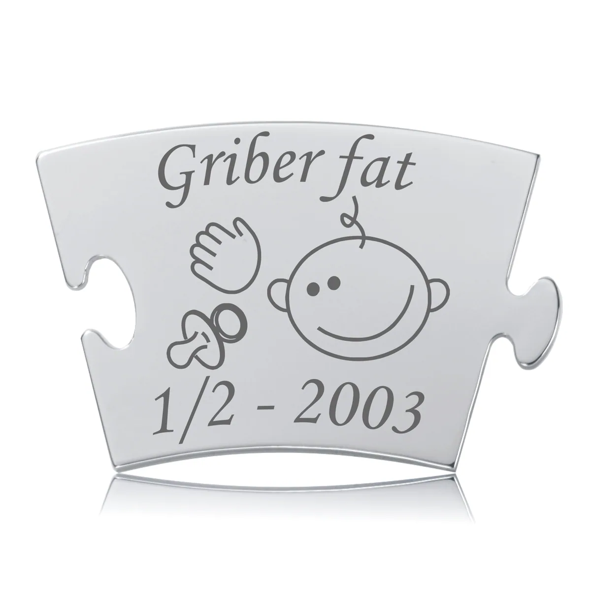 Memozz Classic mindebrik "Griber fat" i skinnende rustfrit stål med lasergraveret illustration af babyansigt, sut og hånd.